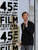 チェコのカルロヴィ・ヴァリ（Karlovy Vary）で開催されているカルロヴィ・ヴァリ国際映画祭（Karlovy Vary International Film Festival）で5日、英俳優ジュード・ロウ（Jude Law）がこれまでの芸術的貢献を評価され表彰を受けた。写真は、トロフィーを手にしたジュード・ロウ（2010年7月5日撮影）。(c)AFP/MICHAL CIZEK