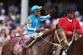 米国競馬のG1レース、第149回ケンタッキーダービー。優勝を喜ぶメイジ騎乗のハビエル・カステリャーノ騎手（2023年5月6日撮影）。(c)Rob Carr/Getty Images/ AFP