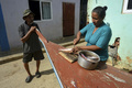 ベネズエラ北西部にあるマラカイボ湖で釣った魚をさばく女性（2019年6月13日撮影）。(c)YURI CORTEZ / AFP