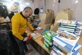 イラン・テヘランにある出版社「フーパ」で出荷作業をするスタッフ（2022年1月29日撮影）。(c) ATTA KENARE / AFP