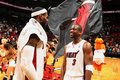 12-13NBAは2日、各地で試合が行われ、マイアミ・ヒート（Miami Heat）はオーバータイムの末にダラス・マーベリックス（Dallas Mavericks）を119-109で下した。

試合後、レブロン・ジェームズ（LeBron James、左）と喜びを分かち合うマイアミ・ヒートのドウェイン・ウェイド（Dwyane Wade、2013年1月2日撮影）。(c)AFP/Getty Images/Mike Ehrmann