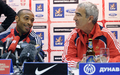 2010年サッカーW杯南アフリカ大会欧州予選のセルビア戦を控え、ティエリ・アンリ（左）とともに記者会見を行うフランス代表のレイモン・ドメネク監督（右）。（2009年9月8日撮影）(c)AFP/FRANCK FIFE
