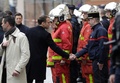 フランス・パリ市内の視察中に、消防隊員と握手するエマニュエル・マクロン大統領（左、2018年12月2日撮影）。(c)Geoffroy VAN DER HASSELT / AFP