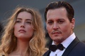 米俳優ジョニー・デップさん（右）と元妻の米女優アンバー・ハードさん（2015年9月4日撮影、資料写真）。(c)TIZIANA FABI / AFP
