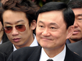 タイ・バンコク（Bangkok）の最高裁判所で、保釈が認められ笑顔を見せるタクシン・シナワット（Thaksin Shinawatra）元首相。(c)AFP/Pornchai KITTIWONGSAKUL