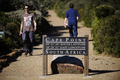 赤道からアフリカ沿岸に続いて姿を現す喜望峰（Cape of Good Hope）は、心のよりどころになっている。

1488年、ポルトガル人探検家バルトロメウ・ディアス（Bartolomeu Dias）がこの岬に到達し、「嵐の岬（Cabo Tormentoso）」と命名した。極東との直接交易を求めていたポルトガルには、ディアスの喜望峰到達は重要な出来事だった。

喜望峰は南大西洋（South Atlantic Ocean）でも大きな岬の1つで、船乗りたちは喜望峰を「ザ・ケープ（the Cape）」と呼び、長年重要視してきた。大型高速帆船クリッパーが極東やオーストラリアへ向かうための道しるべだったほか、沖合で開催されるヨットレースでも重要な目印になっている。

写真は、ケープポイントの灯台「ケープポイント・ライトハウス（Cape Point Lighthouse）」の前の道を下る観光客（2010年5月8日撮影）。(c)AFP/GIANLUIGI GUERCIA
