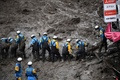 静岡県熱海市の土石流発生現場で行われる捜索活動（2021年7月5日撮影）。(c)Charly TRIBALLEAU / AFP 