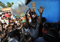 ハイチの首都ポルトープランス（Port-au-Prince）の給水所に、水の配給を求めて集まった被災者ら（2010年1月23日撮影）。(c)AFP/Jewel SAMAD
