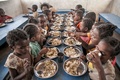 世界食糧計画のプログラムにより支給された昼食を取るマダガスカルの児童ら（2018年12月14日撮影）。(c)RIJASOLO / AFP