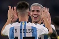 サッカー国際親善試合、アルゼンチン対キュラソー。得点を決め、チームメートのジオヴァニ・ロ・チェルソ（手前）と喜び合うアルゼンチンのエンソ・フェルナンデス（2023年3月28日撮影）。(c)JUAN MABROMATA/ AFP