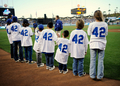米大リーグ（MLB）で15日、アフリカ系米国人初の大リーガーとして活躍した故ジャッキー・ロビンソン（%%Jackie Robinson%%）氏の栄誉をたたえるジャッキー・ロビンソンデーを迎え、全試合で全選手、全コーチ陣、全審判員が同氏の永久欠番である背番号「42」を着用して試合に臨んだ。写真はロサンゼルス・ドジャース（%%Los Angeles Dodgers%%）対サンフランシスコ・ジャイアンツ（%%San Francisco Giants%%）戦で試合前のセレモニーに参加する子供。（2009年4月15日撮影）（c）AFP/Getty Images/Kevork Djansezian