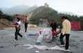 北京（Beijing）北部の八達嶺（Badaling）にある「万里の長城（Great Wall）」で、夜通し行われたレイブパーティーの翌朝に散乱したゴミを片付ける地元住民（2010年9月24日撮影）。(c)AFP/Frederic J. BROWN