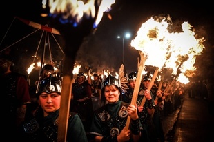 伝統のバイキング火祭り、「女人禁制」解除 英シェトランド諸島