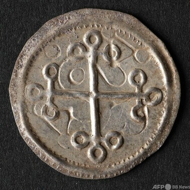1000年前のバイキング銀貨300枚発見 デンマーク 写真3枚 国際ニュース