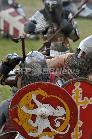 13世紀のよろいで中世国家の戦闘シーン再現、ウクライナ 写真15枚 国際
