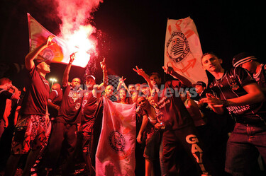 コリンチャンスがクラブW杯のため来日、見送るファン 写真8枚 国際