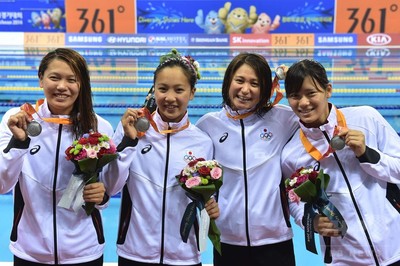 日本が女子4×100m自由形リレーで銀、アジア大会 写真2枚 国際ニュース