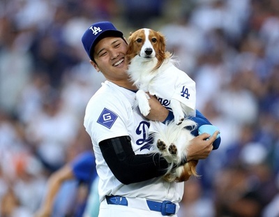 大谷が愛犬デコピンと始球式 先頭打者弾・2盗塁で「42-42」