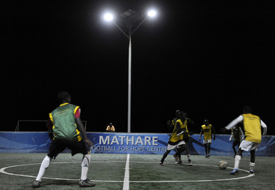 スラムのスタジアムにソーラー照明設備、ケニア