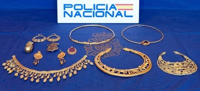 ウクライナで盗難の黄金の装身具、11点押収 スペイン警察