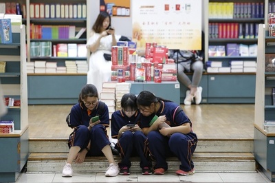 中国で深刻な子どもの寝不足 変わらぬ「宿題漬け」に「スマホ遊び」