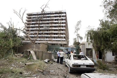 誘拐被害者を発見、バグダッド自爆攻撃現場で車のトランクから