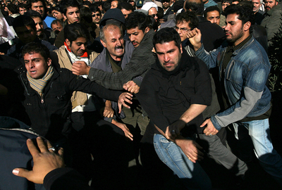 イラン改革派、追悼行事で警官隊と衝突 50人以上拘束