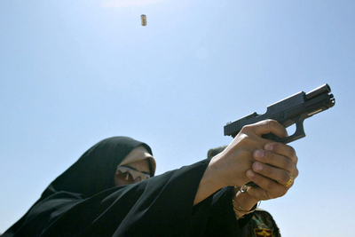 イラクの警察学校、女性625人が卒業