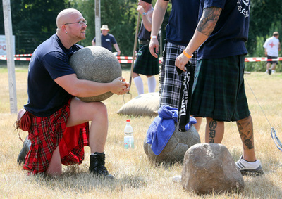 力自慢の男たち、石を抱えて力比べ 独