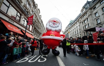 巨大サンタやトナカイ、ロンドン目抜き通りをパレード