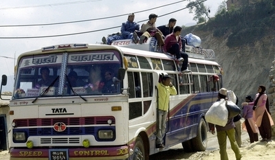 ネパールでバスが川に転落、少なくとも14人死亡