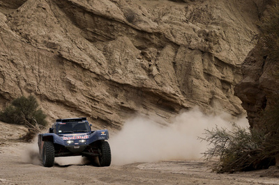 サインツが四輪の総合首位浮上、二輪のデプレは後退 ダカールラリー