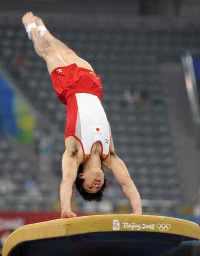 体操男子日本代表 本番会場で練習に臨む