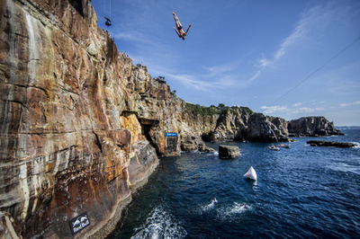 高さ28メートルからクリフダイビング、和歌山県白浜町で世界大会