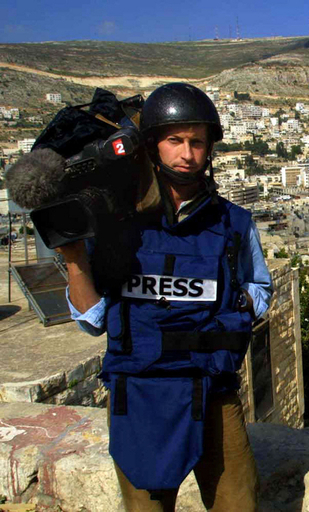 報道陣にロケット弾、仏ベテラン記者が死亡 シリア