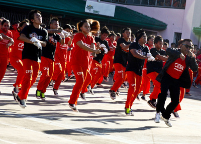 「踊る受刑者」と市民が一緒に江南スタイル、フィリピン