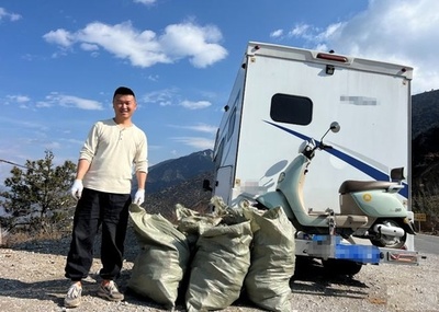 ごみ拾いしながらチベットを旅する中国男性 78日間で5トン拾う