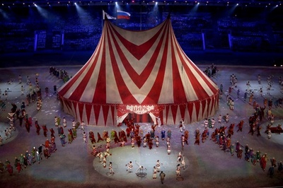 体重120キロの女性が倒れてワニが負傷、ロシアのサーカス団