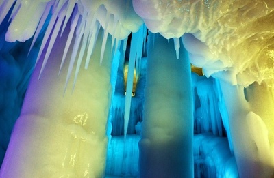 幻想的な「万年氷洞」の景観 山西・芦芽山風景区