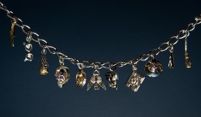 J・K・ローリングさんデザインのブレスレット、英競売大手が公開