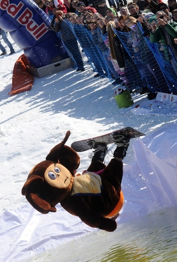 毎年恒例のおもしろイベント、冬の終わりを祝う ベラルーシ