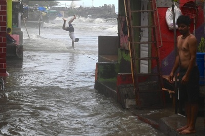 【今日の1枚】高波で住宅地に水、避難か水遊びか インド