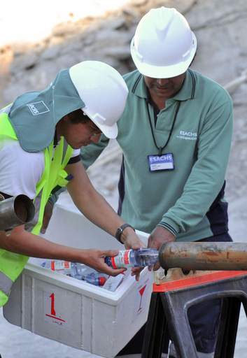 チリ落盤事故「クリスマスまでには助ける」、地下の作業員に伝達