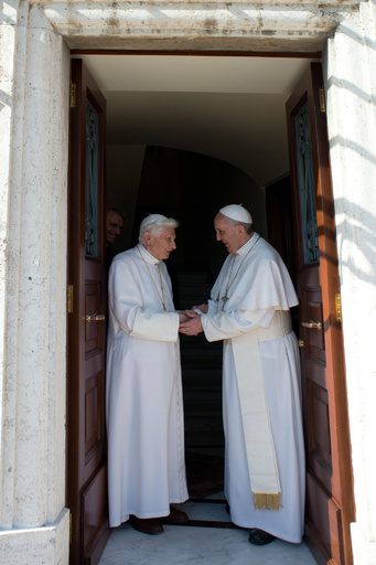 前法王がバチカンに帰国、フランシスコ法王も出迎え