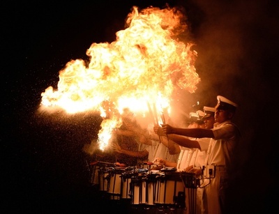 海軍記念日に備えてリハーサル、炎のパフォーマンスも 印