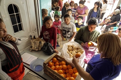 ペソ急落のアルゼンチン、貧困層の困窮 より深刻に