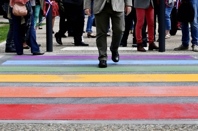 虹色の横断歩道、反性的少数者差別をアピール 仏
