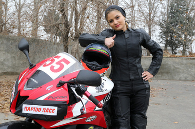 会社を辞めてレースに集中、イランの女性バイカー