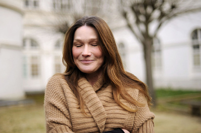 仏前大統領夫人の「フェミニスト」を皮肉る発言、反論相次ぐ