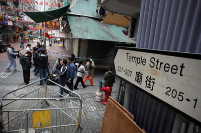 香港のナイトマーケットに酸性液体が投げ込まれる、30人けが